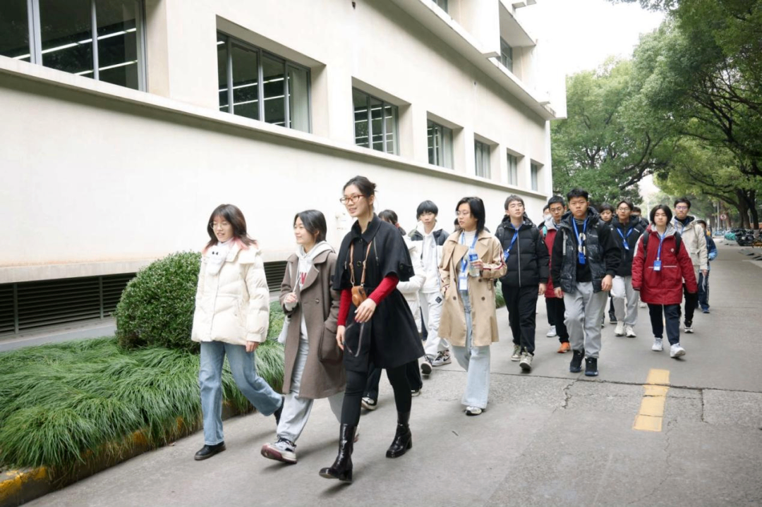 登峰计划同济大学未来建造线下研学营学员参观校园-登峰平台