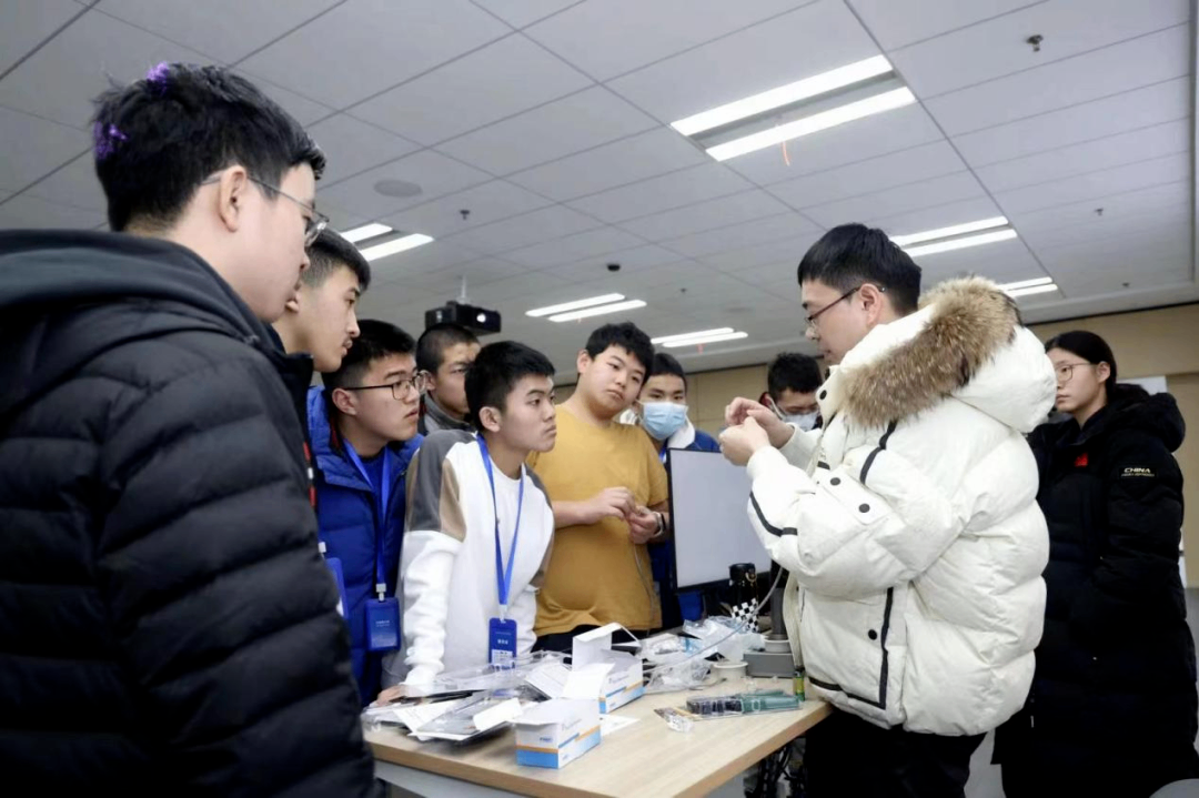 登峰平台武汉大学网络空间安全创新线下研学营老师授课-登峰计划